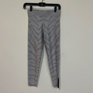Cor designed by Ultracor gray pattern leggings sz L 25” inseam